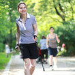 Nordic Walking in blauen Shirt