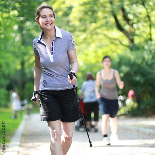 Photo: Nordic Walking in blauen Shirt Nordic Walking in blauen Shirt