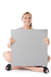 Junge Frau mit leerem Schild in der Hand Junge Frau mit leerem Schild in der Hand