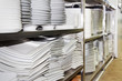 Piles d'assiettes blanches