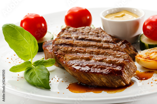 Foto: Grilled steak and vegetables Grilled steak and vegetables