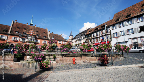 Photo: piazza di un villaggio tipico alsaziano, Francia piazza di un villaggio tipico alsaziano, Francia