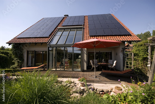 Photo: Wohnhaus mit Solarzellen Wohnhaus mit Solarzellen