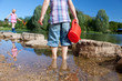 kinder spielen am wasser