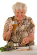 Seniorin mit Naturheilmitteln