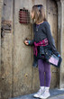 fillette à la porte