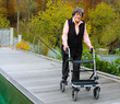 rollator oma glücklich pool