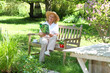 Im Garten auf der Bank