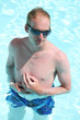 Foto: Portrait of a young handsome man in the pool Portrait of a young handsome man in the pool