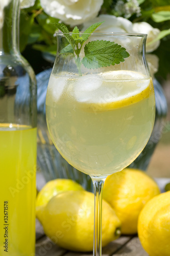 Foto: Cocktail with lemons and limoncello Cocktail with lemons and limoncello