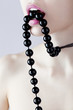 Foto: Close-up shot of beautiful woman lips with necklace Close-up shot of beautiful woman lips with necklace