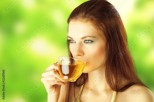 Foto: Beautiful Girl Drinking Healthy Green Tea Beautiful Girl Drinking Healthy Green Tea