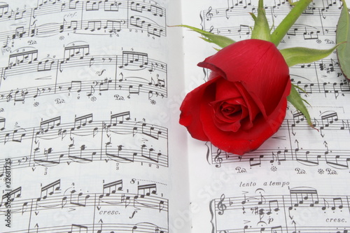 Photo: Partitura de piano con una rosa Partitura de piano con una rosa