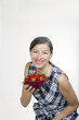 Frau mit Erdbeeren