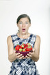 Frau mit Erbeeren
