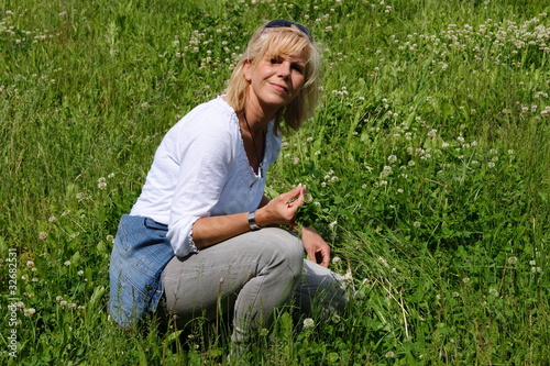 Photo: Frau auf Blumenwiese Frau auf Blumenwiese
