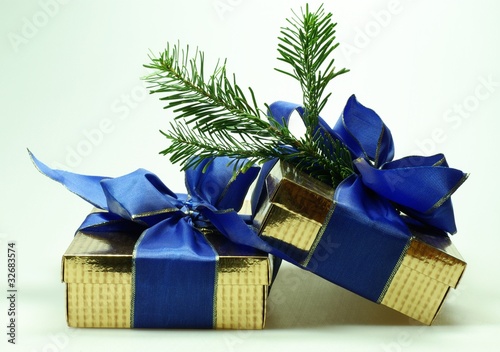 Photo: Weihnachtsgeschenke mit Tannenweig Weihnachtsgeschenke mit Tannenweig