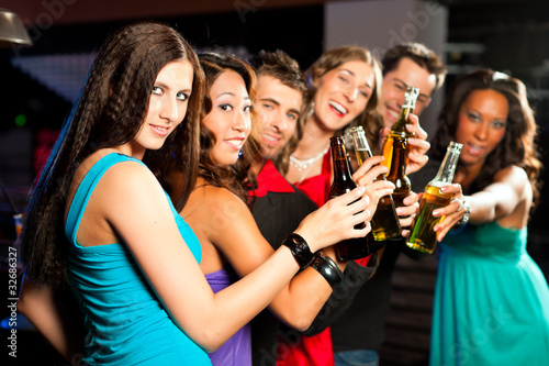 Foto: Leute trinken Bier in Bar oder Club Leute trinken Bier in Bar oder Club