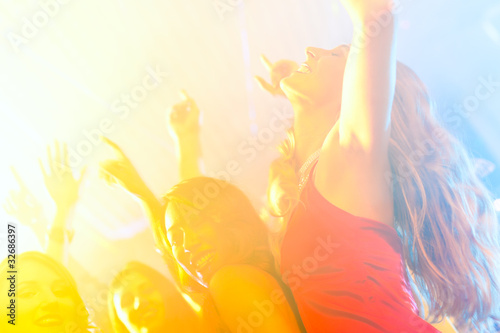 Foto: Party people dancing in disco club Party people dancing in disco club