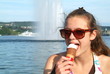 Teenie mit Glace am See