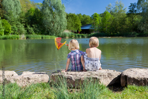 Foto: zwei mädchen am see zwei mädchen am see