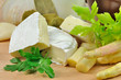 camembert i białe szparagi na desce
