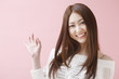 手を振る女性