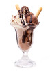 Schokoladeneisbecher mit Waffeln und Soße