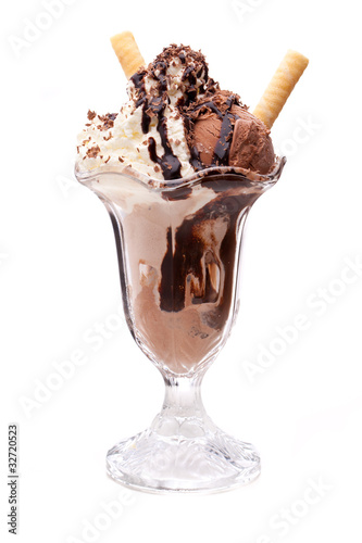 Photo: Schokoladeneisbecher mit Waffeln und Soße Schokoladeneisbecher mit Waffeln und Soße