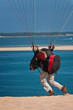 Parapentiste au décollage en plein effort