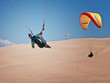 parapentiste de dos effectuant un virage sur la dune du pilat p