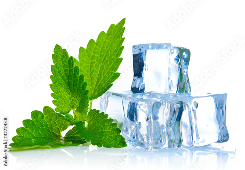 Foto: ice cube with leaf of ice cube with leaf of