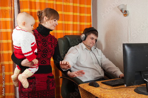 Photo: mother and daughter disturbs father mother and daughter disturbs father