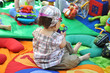 bébé fille qui joue sur son tapis d'éveil d'activité