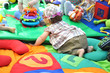 bébé fille qui joue sur son tapis d'éveil d'activité