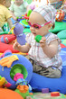 bébé fille qui s'éveille et s'amuse avec sur son tapis d'éveil
