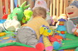 bébé s'éveille avec son tapis air de jeux