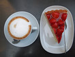 Ein Stück Erdbeertorte und Cappuccino (Focus auf Torte) Ein Stück Erdbeertorte und Cappuccino (Focus auf Torte)