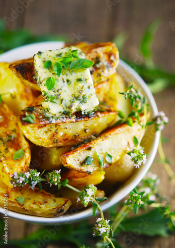 Photo: bratkartoffeln - kräuter - kräuterbutter bratkartoffeln - kräuter - kräuterbutter