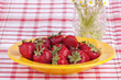 Frühstück auf der Terrasse mit frischen Erdbeeren