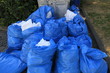 Blaue Müllsäcke in Nahaufnahme
