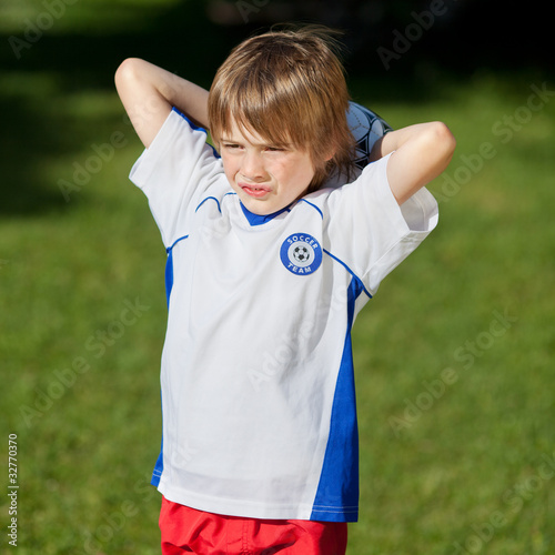 Photo: schulkind beim fußballspiel schulkind beim fußballspiel