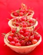 Trois corbeilles de cerises en perspective