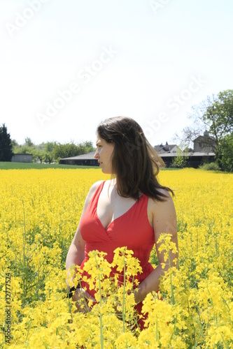 Foto: Schöne Frau im Rapsfeld Schöne Frau im Rapsfeld