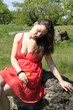 Foto: Frau mit gelber Blume in der Hand Frau mit gelber Blume in der Hand