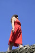 Foto: Frau beim Posen auf Steinen Frau beim Posen auf Steinen
