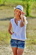 frau mit hut close up (OG)