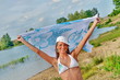 Frau mit Tuch am Strand I (OG)