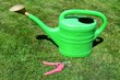 Gießkanne und Gartenschere