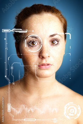 Foto: Computersystem untesucht junge Frau Computersystem untesucht junge Frau